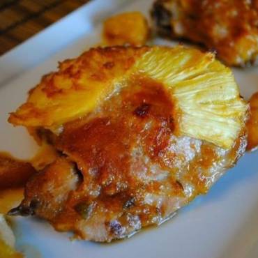 Ароматная курица, запеченая с ананасом и картофелем