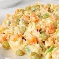 Салат из куриного мяса с морковью и зеленым горошком