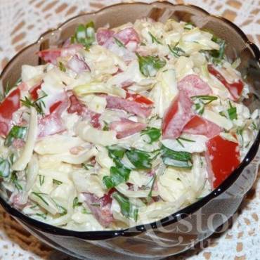 Салат с капустой, помидорами и сыром