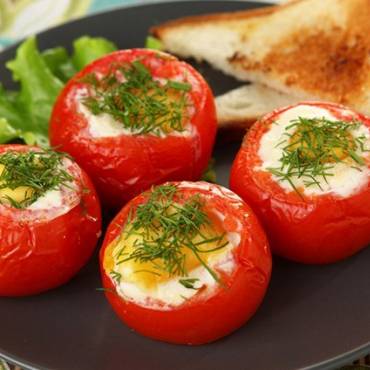 Яйца в помидорах