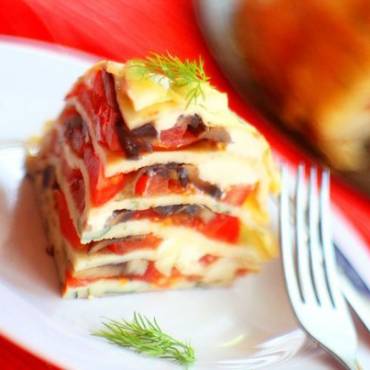 Диетический блинный пирог с помидорами и сыром