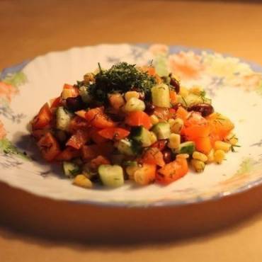 Вкусный овощной салат с красной фасолью