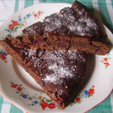Здоровая выпечка - полезный шоколадный пирог с вишней