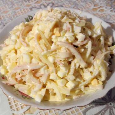 Кальмар с яйцом и луком