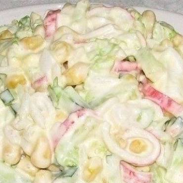 Салат из капусты, кукурузы и крабовыми палочками