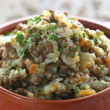 Плов с чечевицей и овощами