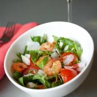 Салат из руколы, креветок и помидорок-черри