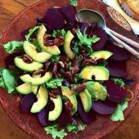 Салат со свеклой, грецкими орехами и авокадо
