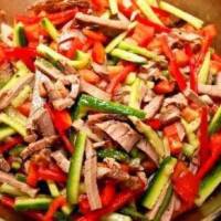 Свежий овощной салатик с говядиной