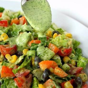 Овощной фитнес-салат с соусом из авокадо