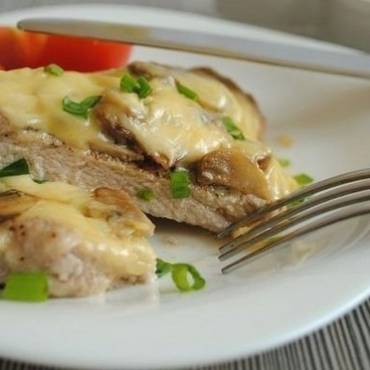 Отбивная с грибами и сыром