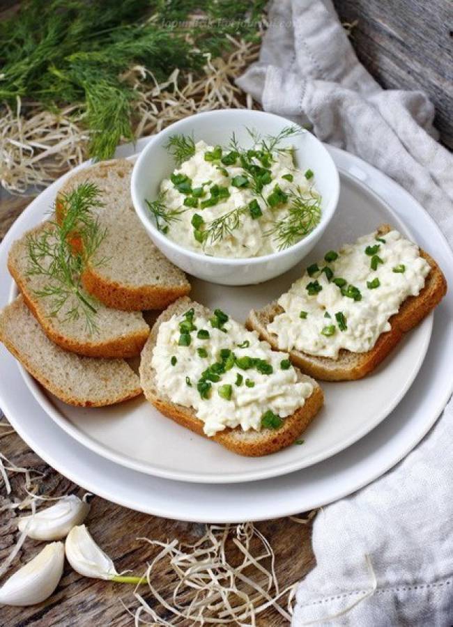 Бутерброды сыр с чесноком и яйцом