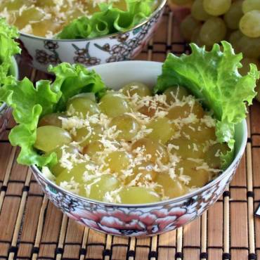 Салат с курицей и виноградом