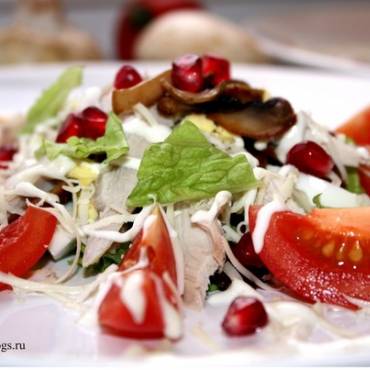 Салат с куриной грудкой, помидорами черри и шампиньонами с йогуртом