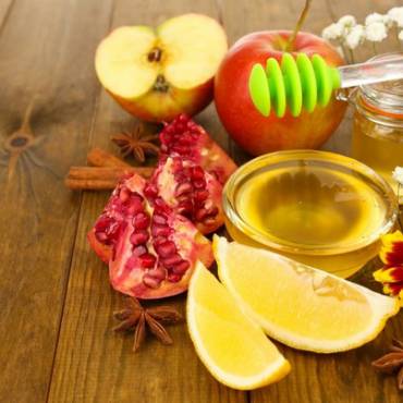 Лечебный чай с пряностями, медом и фруктами