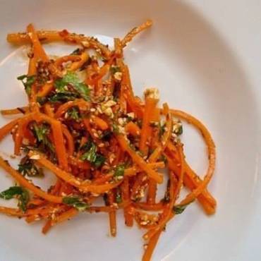 Пряный морковный салат с кунжутом