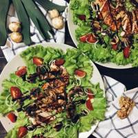 Рецепт тёплого салата с курицей, шампиньонами и луком-порей