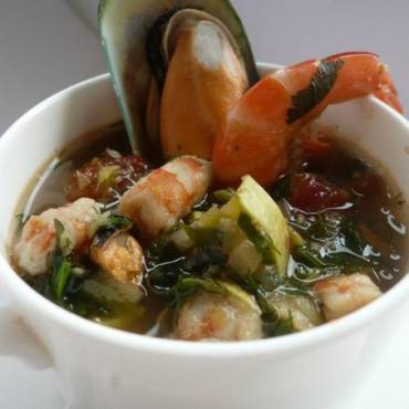 Суп-рагу из морепродуктов с кабачками и савойской капустой
