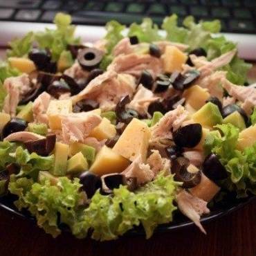 Салат с оливками и курицей