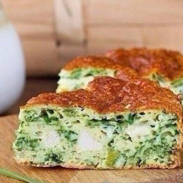 Пирог с зеленым луком, курицей и сыром
