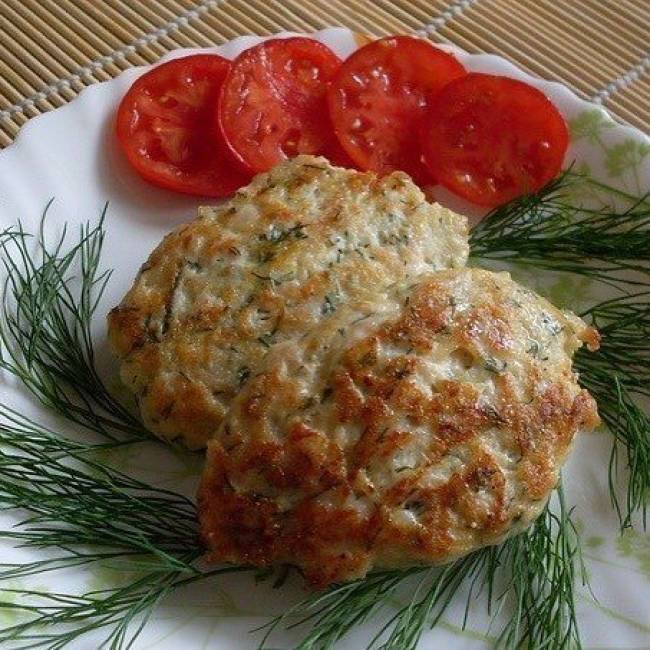 Куриные котлеты белки. Куриная котлета 100 грамм. 50 Гр куриной котлеты. Вкусный полезный гарнир для котлет. ПП меню с куриными котлетами.