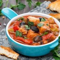 Рыбное рагу с маслинами и овощами в томатном соусе