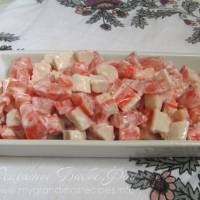 Салат с крабовыми палочками, яйцом и помидорами