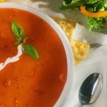 Томатный суп с базиликом и сливками