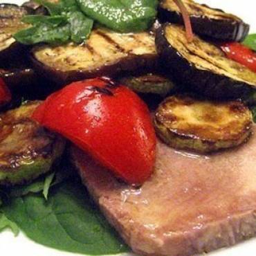 Салат из овощей-гриль и языка