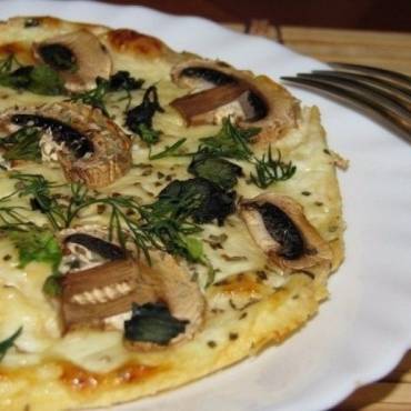 Творожная пицца с грибами и зеленью