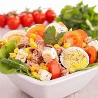 Салат с тунцом, яйцом и томатами