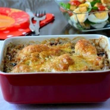 Курица с грибами, запеченная в сливках