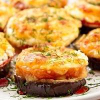 Баклажаны, запеченные с сыром и помидорами