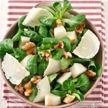 Итальянский салат с грушей, грецким орехом и пармезаном