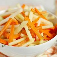 Салат с морковью и яблоком