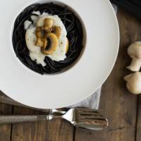 Черная паста с белым соусом бешамель и грибами 