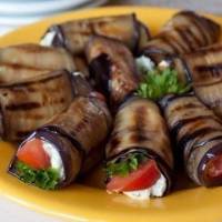 Рулетики из баклажана с мягким сыром и помидорами
