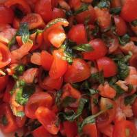 Салат из помидор черри с креветками