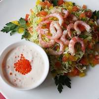 Салат с креветками и икорным соусом