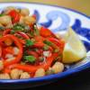 Салат из нута с каперсами и запечеными перцами