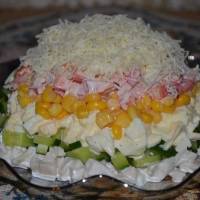 Салат с консервированными кальмарами